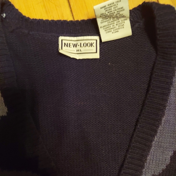 Womens country vest with sheep in fields - Picture 4 of 4